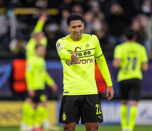 成鲜明对比 成鲜明对比